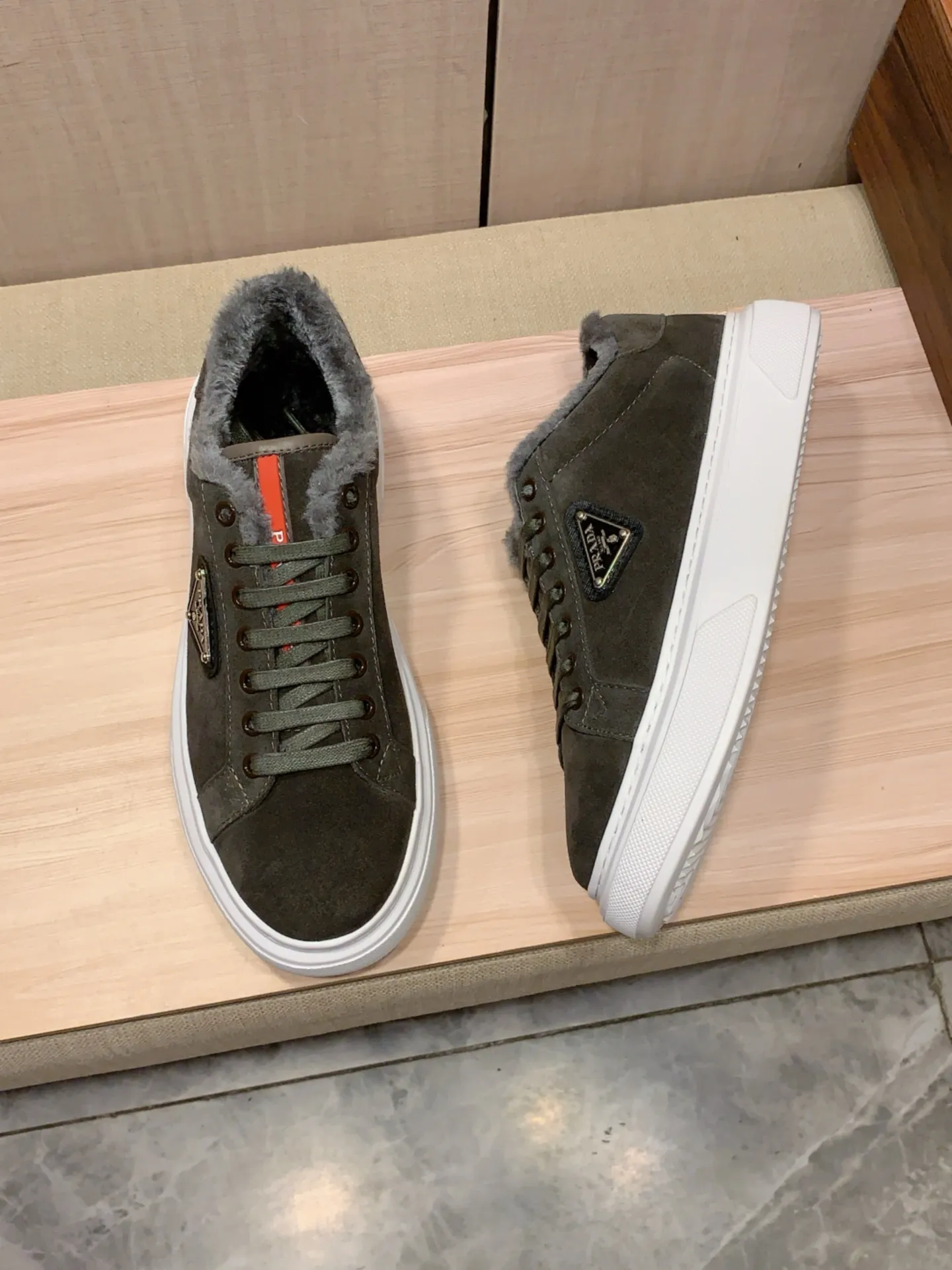 Warm new model: Factory price: 460💰💰🎩🎩[Lightning][Lightning] "Prada Men's Shoes💰pRADA*" The latest and most popular casual shoes, top brand [seduce] luxury~purchase, top~quality. [Strong] The upper is made of imported breathable anti-wear material ➕ Breathable simulated fur feet (•) with fine workmanship. The original stylish and stylish soft rubber wear-resistant and non-slip outsole is light and comfortable on the feet. The real thing looks better when photographed in person. 0186: code: 38-44, 4️⃣ colors selected